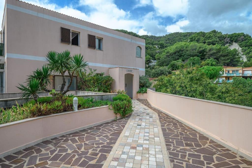 La Villa Julia - Calme - Spacieux - Parking Prive - Climatisation ม็องตง ภายนอก รูปภาพ